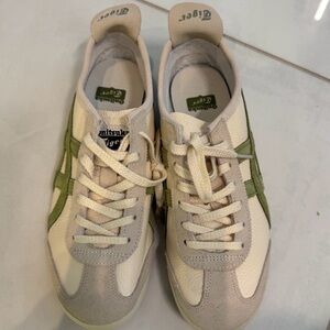 Onitsuka Tiger Sneakers Men 5.5 and Women Size 7 (also fits women 6.5)